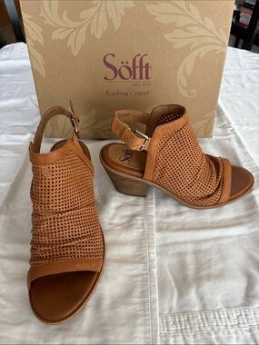 NIB SOFFT BRAND LEATHER BOOTIE